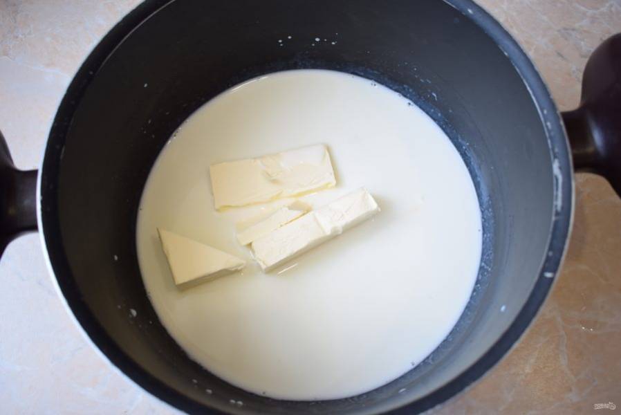 В антипригарной кастрюле соедините молоко и сливочное масло. Поставьте на огонь и доведите до кипения. Дождитесь, чтобы масло полностью растаяло и соединилось с горячим молоком.