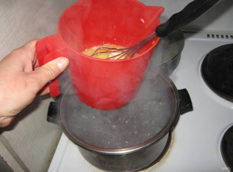 6. Добавляем муку и завариваем тесто. Я обычно это делаю на водяной бане, чтобы тесто не пригорело.