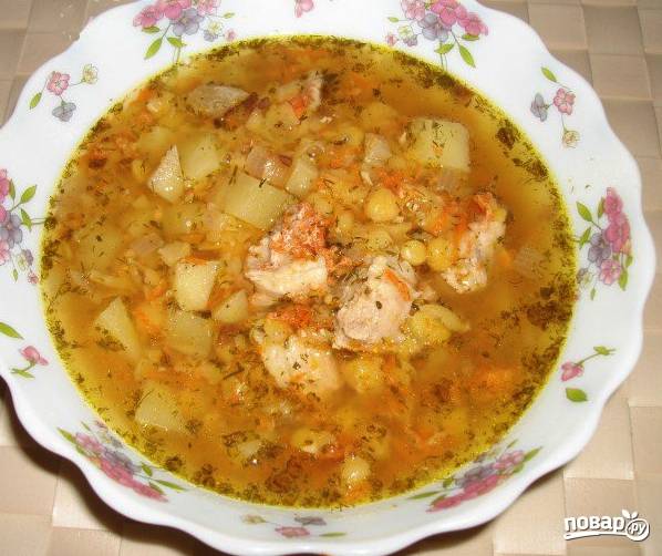 За 10 минут до конца готовки добавляем соль и специи для супа по вкусу. Все перемешиваем. подавайте суп со свежей зеленью и сметаной.