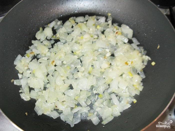 2. Параллельно очистите луковицу, нарежьте мелкими кубиками и отправьте на сковороду с разогретым растительным маслом. Обжарьте до прозрачности. 