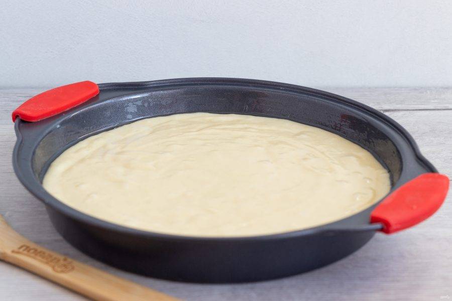 Форму (20-22 см) смажьте растительным маслом и вылейте тесто.