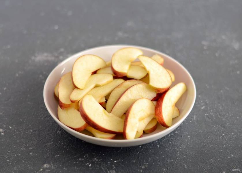 Яблоки очистите от сердцевины и нарежьте дольками средней толщины. 