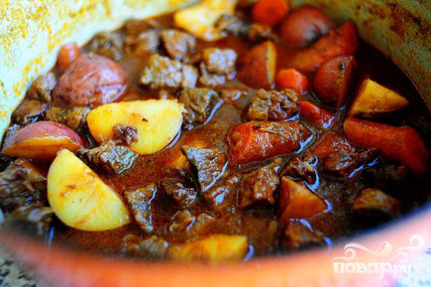 Как приготовить тушеную говядину с картофелем и помидорами