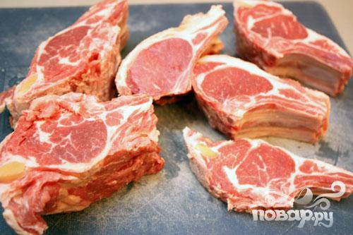 1.	Для начала разрезаем мясо так, чтобы пришлось по два ребрышка на каждый кусок.