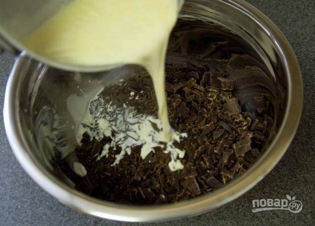 3. В большую емкость выложите сливочное масло, шоколад, влейте сливки и быстро перемешайте, чтобы шоколад полностью расплавился.