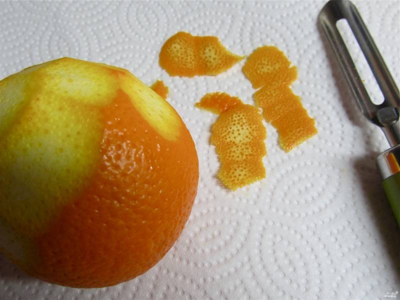 Простерилизуйте банки под ликер, отставьте их в сторону. 
Апельсины промойте, с помощью овощечистки снимите кожуру.