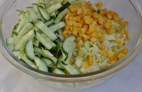 1. Салат с кукурузой и яйцом