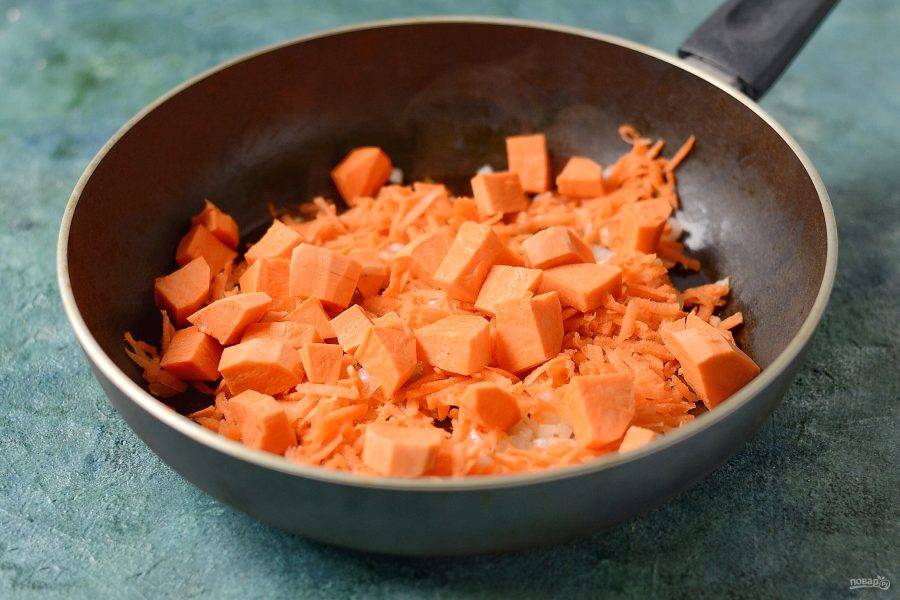 Морковь натрите на терке, батат нарежьте кубиками. Добавьте в сковороду, обжарьте все вместе 3-5 минут.