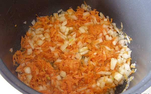 2. Шинкуем лук и морковь и отправляем жариться. Я решила приготовить тушеный картофель с замороженными грибами в домашних условиях в мультиварке - быстро и удобно. Отправляем жариться овощи в мультиварку (добавляем немного растительного масла).