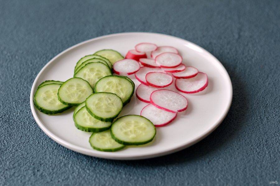Огурец и редиску помойте, нарежьте кружочками.