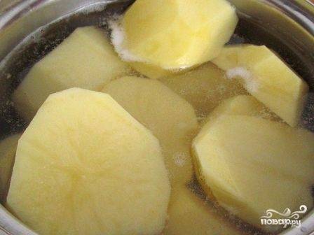 Очистим картофель, поставим его вариться до полной готовности в слегка подсоленной воде.