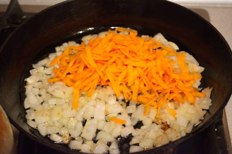 Добавьте морковь. Обжарьте все вместе.
В кастрюлю поместите горох. Влейте 2 литра воды. Поставьте вариться. Пусть горох самостоятельно варится около 40 минут.