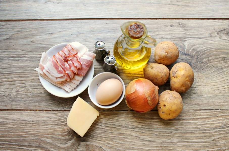 Подготовьте все необходимые ингредиенты для приготовления картофельных зраз с беконом.