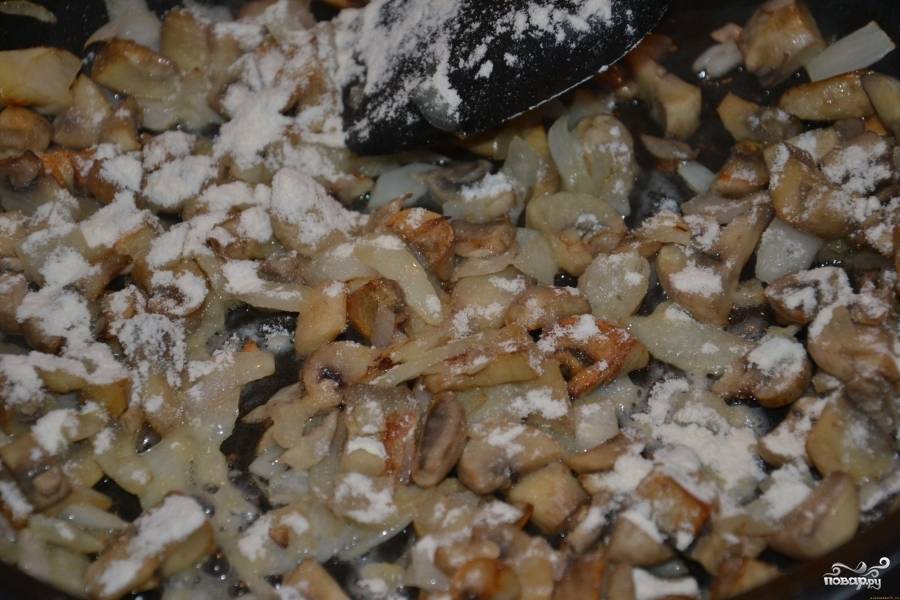 4. Когда мясо с грибами обжарено - добавляем лук, специи. Высыпаем муку. Все хорошо перемешиваем, обжариваем еще 3 минуты.