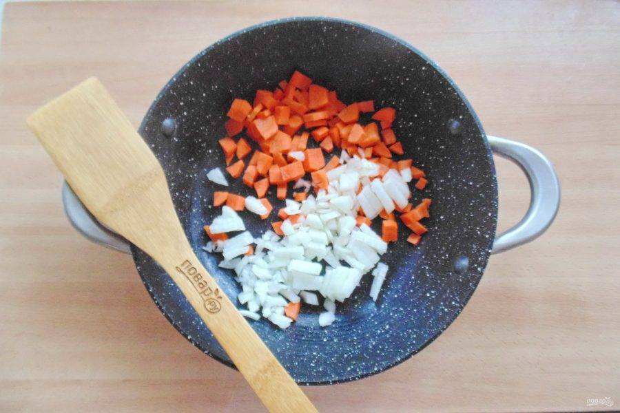 Вымойте лук и морковь. Очистите и нарежьте мелко. Выложите в сотейник.