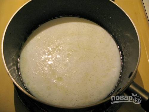 1. Воду, молоко и растительное масло влейте в кастрюльку и доведите до кипения. 