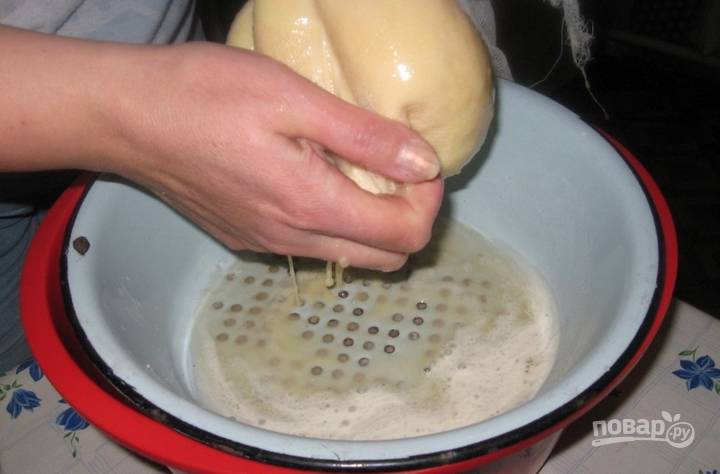 Теперь нужно остудить картофель и измельчить его в пюре при помощи кухонного комбайна. Лишнюю жидкость отжимаем.