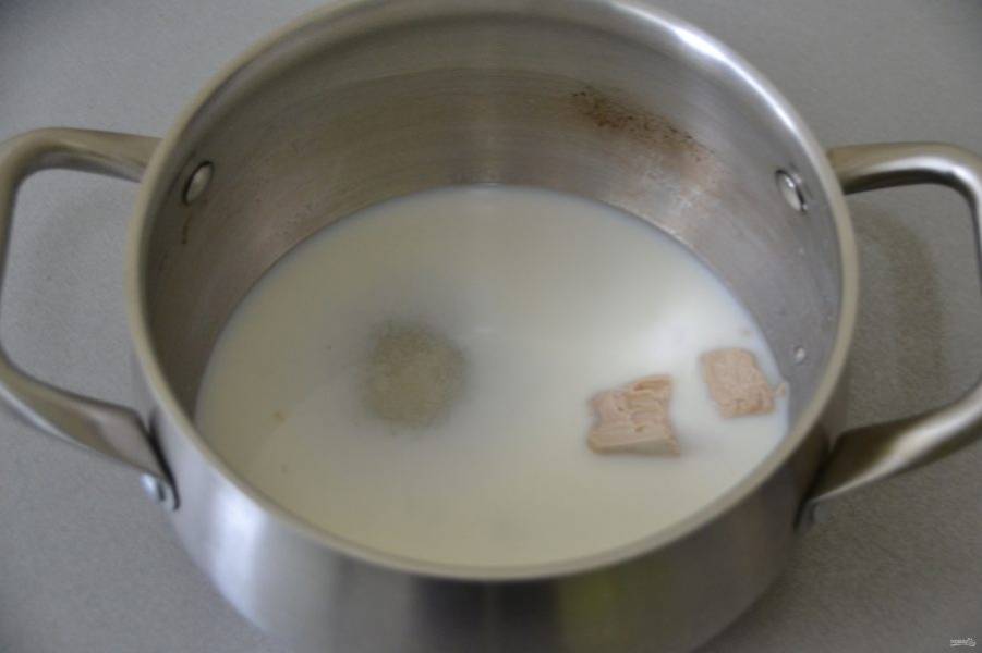 В теплое молоко добавьте сахар (2 ст.ложки), соль, дрожжи, размешайте.