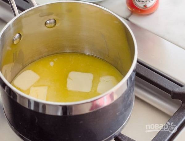 2. В сотейнике или кастрюльке растопите сливочное масло. 