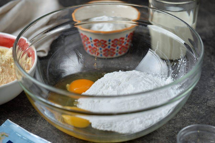 В глубокую миску вбейте три мелких или два крупных яйца вместе с сахарной пудрой.