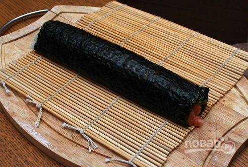 5. Скрутите ролл, хорошо уплотните деревянным ковриком. Через время порежьте суши. 