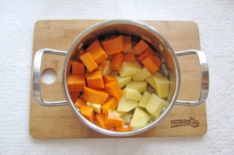 Тыкву и картофель очистите, помойте и нарежьте кубиками. Очень мелко нарезать не стоит, все овощи будут измельчаться блендером.