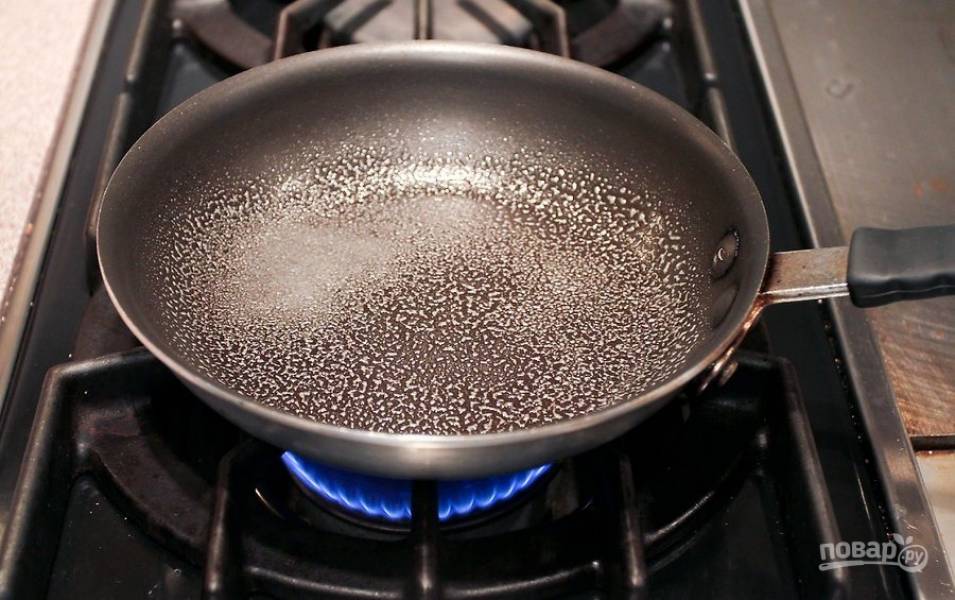 Сковороду нагрейте до 180 градусов, смажьте ее растительным маслом.