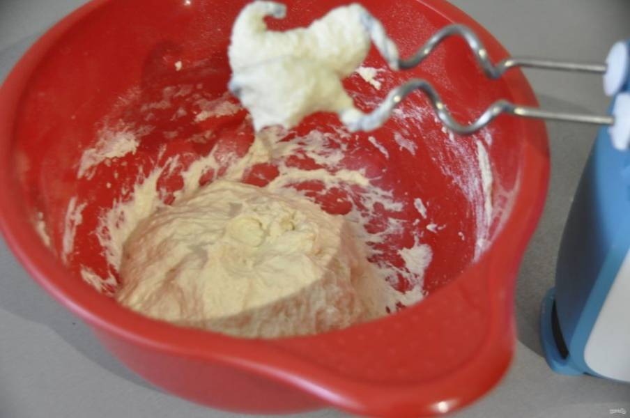 Тесто можно замешивать миксером. Поставьте на расстойку на 1,5-2 часа, в процессе сделайте одну или две обминки методом растяжения и складывания.