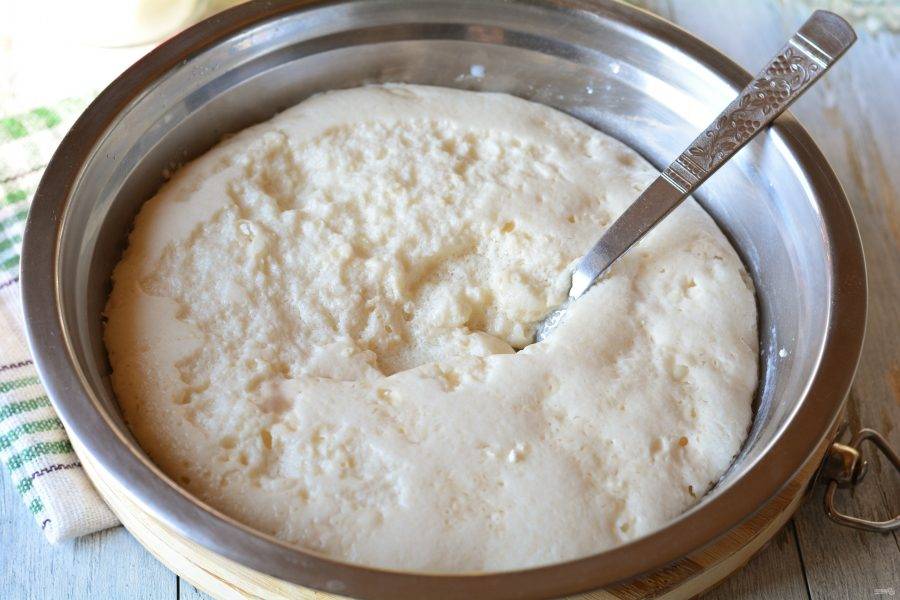 Опара к этому времени поднялась, она полностью готова для приготовления куличей.