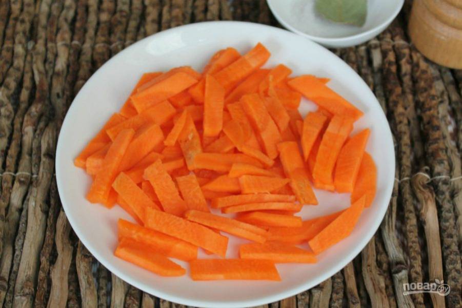 Добавляем нарезанную морковь.