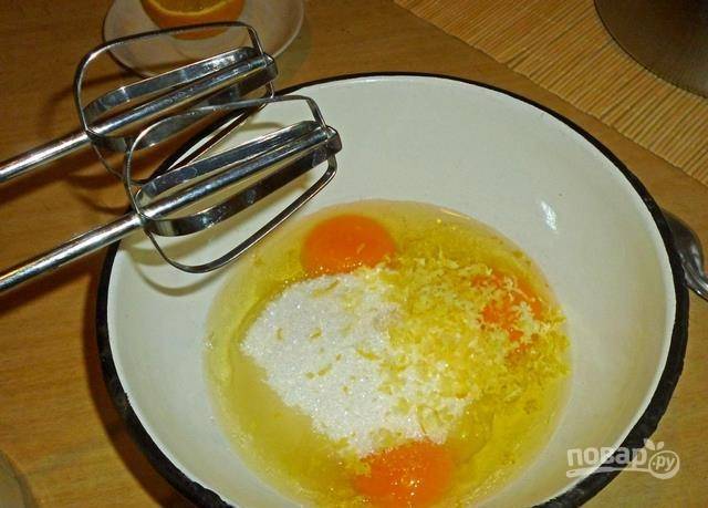 В миске взбейте яйца с цедрой лимона и сахаром.