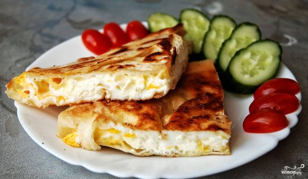 Лаваш, с яйцом и жареным сыром. мой идеальный завтрак.