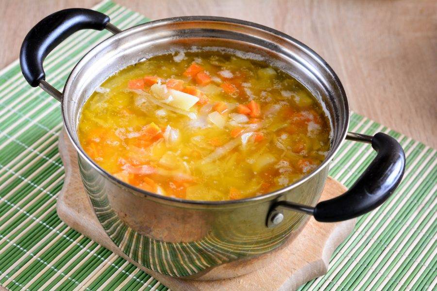 8. Овощную зажарку добавьте в суп, перемешайте и варите еще 5-7 минут. Попробуйте на вкус, немного поперчите. Суп готов, прикройте кастрюлю крышкой и дайте настояться 10-15 минут.