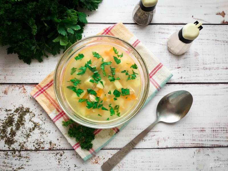 Картофельный суп с перловкой готов. Посыпьте суп рубленой зеленью и подавайте к столу. Приятного аппетита!