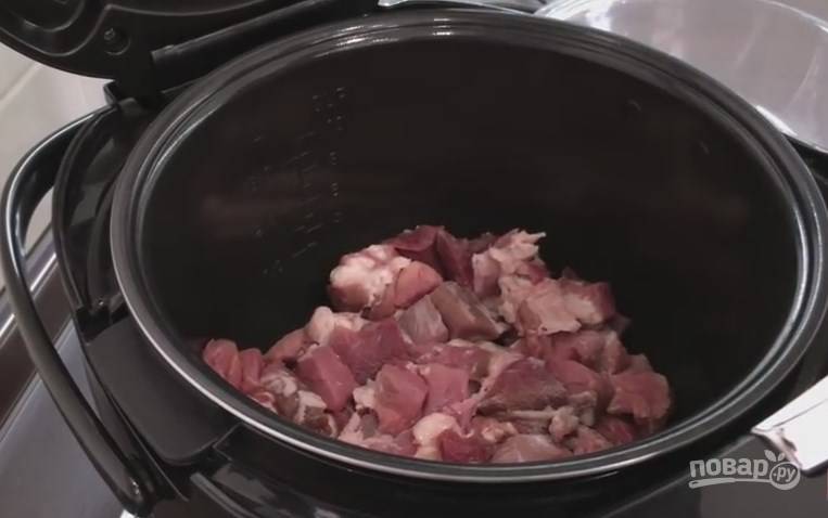 2. Мясо промойте и нарежьте небольшими кусочками. Обжарьте в мультиварке без масла до золотистого цвета. Не забудьте немного посолить. 