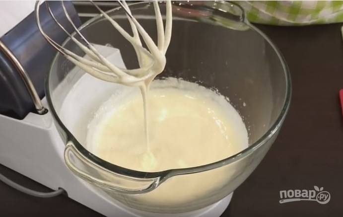 2. Отправьте в яйца молоко и ваниль (или ванильную эссенцию). Сливочное масло растопите заранее в микроволновке, добавьте в тесто, оставив небольшой кусок для слив. Сюда же добавьте разрыхлитель и просеянную муку. Замешайте тесто.