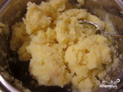 Из отварной картошки сделайте пюре, можете также молока добавить немного в него.