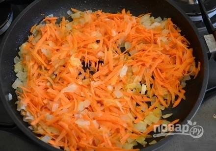 Добавьте морковь и жарьте овощи ещё 5 минут, помешивая их.
