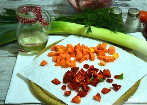 4. Нарезаем свеклу и морковь. Способ нарезки выбирайте любой.