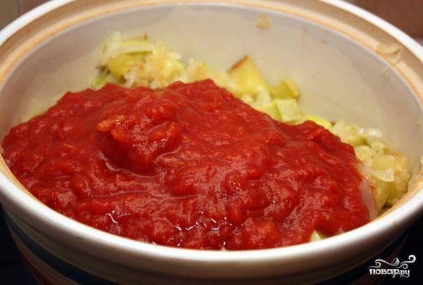 Когда капуста и кабачки будут почти готовы (а это приблизительно 10-15 минут с начала тушения), добавляем в кастрюлю нарезанные мелкими кубиками помидоры либо томатную пасту. Хорошенько перемешиваем.