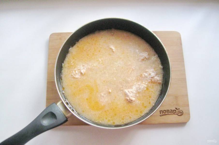 Рис тщательно помойте и залейте горячей водой на час. После воду слейте, а рис выложите в сковороду на курицу. Налейте горячую, кипяченую воду так, чтобы она была выше риса на 1-1,5 сантиметра. Добавьте куркуму и соль по вкусу. 