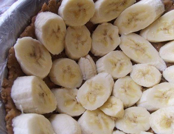4. В несколько слоев выкладываем бананы.
