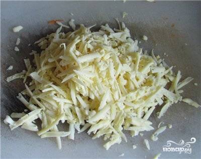 Сыр натереть на крупной терке.