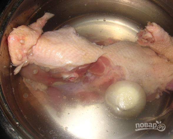 Промытую курицу залейте водой. Положите к ней очищенный лук. Варите бульон после закипания в течение 1,5 часов.