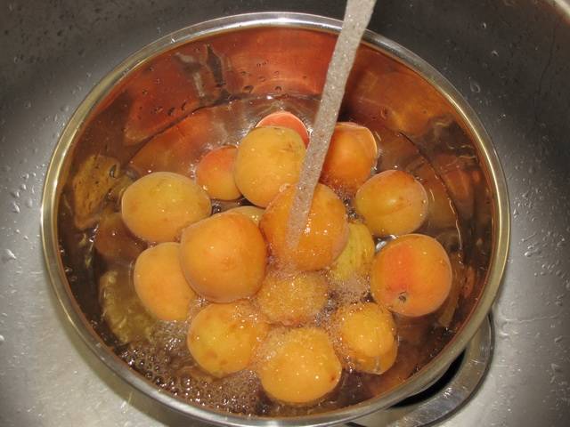 2. Второй секрет - это тщательно промыть абрикосы, чтобы заготовка отлично стояла всю зиму. Для начала их нужно помыть целиком, оставив на 3-5 минут в холодной воде, а затем воду слить. 