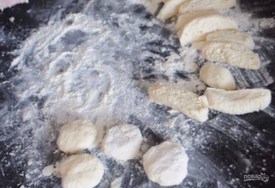 3.  Раскатайте тесто в колбаску, разрежьте ее на небольшие кусочки. Из каждого кусочка слепите сырник, обваляйте его в муке или панировочных сухарях с овсянкой. По желанию вы можете раскатать тесто в пласт и вырезать сырники с помощью формочек для печенья.