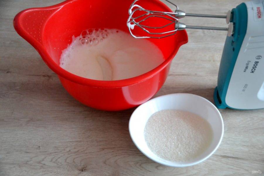 Разделите белки и желтки 5 яиц, белки сначала взбейте в пышную пену с щепоткой соли, затем постепенно подсыпая сахар взбейте до стойких пиков.