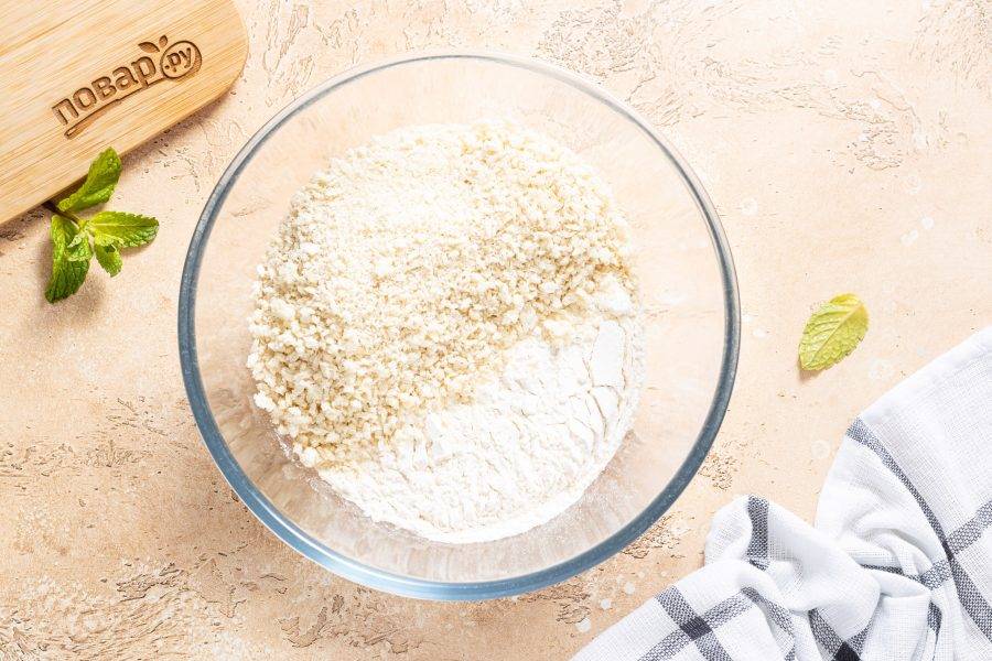 В глубокой миске смешайте панировочные сухари, щепотку соли и муку.