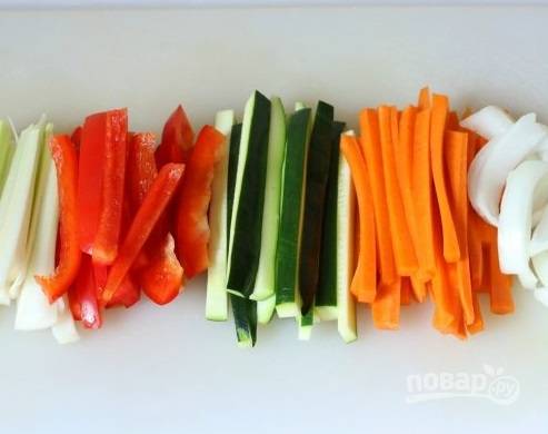 3. Тонкой соломкой нарежьте очищенные овощи. 