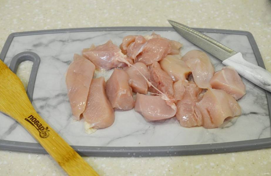 1. Куриное филе нарежьте на кусочки среднего размера.